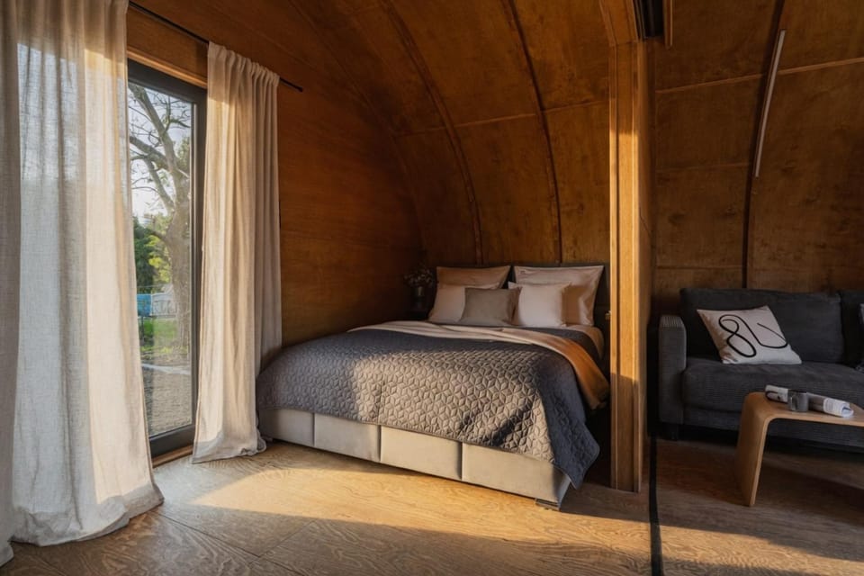 Bed, Living room, Photo of the whole room, Seating area, Bedroom