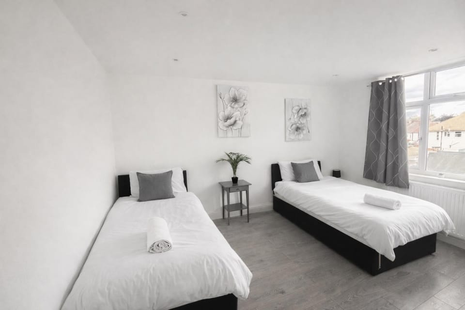 Bed, Photo of the whole room, Bedroom, towels