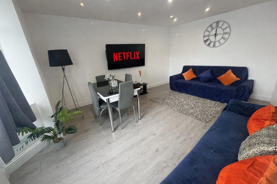 Communal lounge/ TV room, TV and multimedia, Living room, Seating area, Evening entertainment