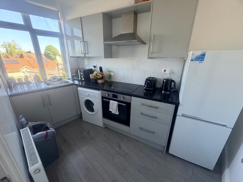 Coffee/tea facilities, Kitchen or kitchenette, oven, stove, toaster, washing machine
