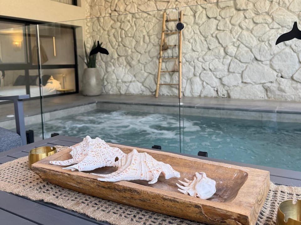 Hot Tub, Swimming pool