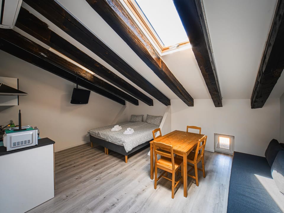Bed, Seating area