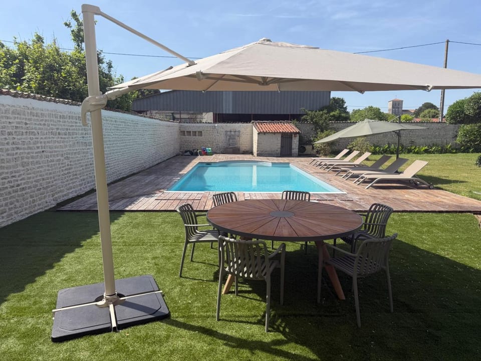 Dining area, Garden view, Swimming pool