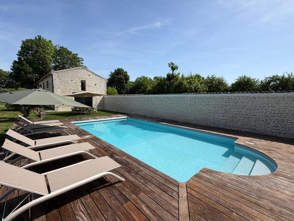Swimming pool, sunbed