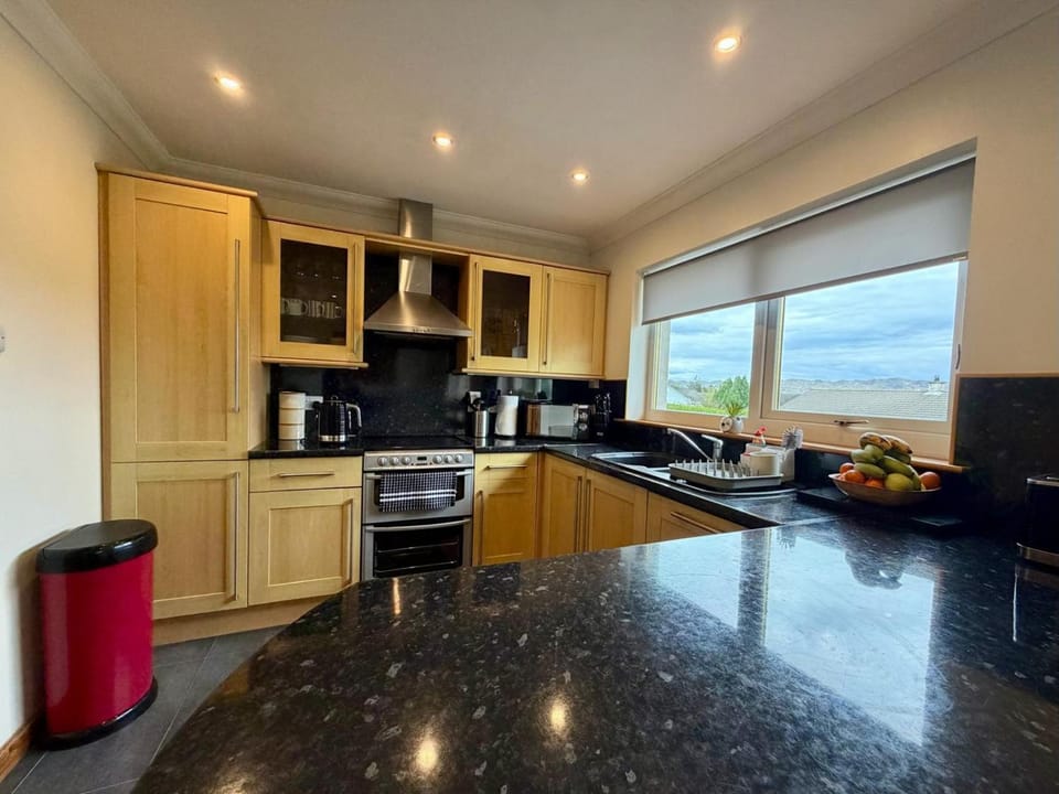 Coffee/tea facilities, dishwasher, microwave, oven, stove, kitchen