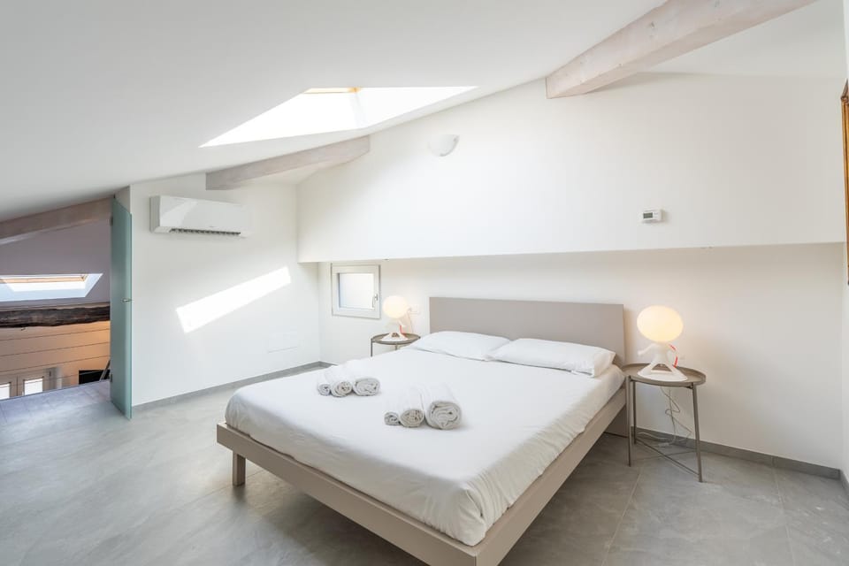 Bed, Bedroom, towels, air conditioner