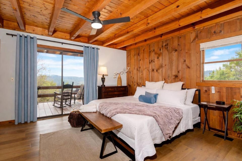 Bed, Natural landscape, Photo of the whole room, Bedroom