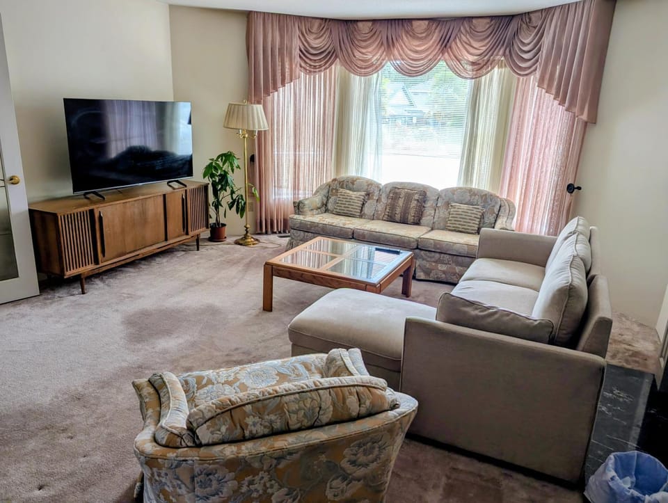 Spacious house 6 bedroom near ferry House in Delta