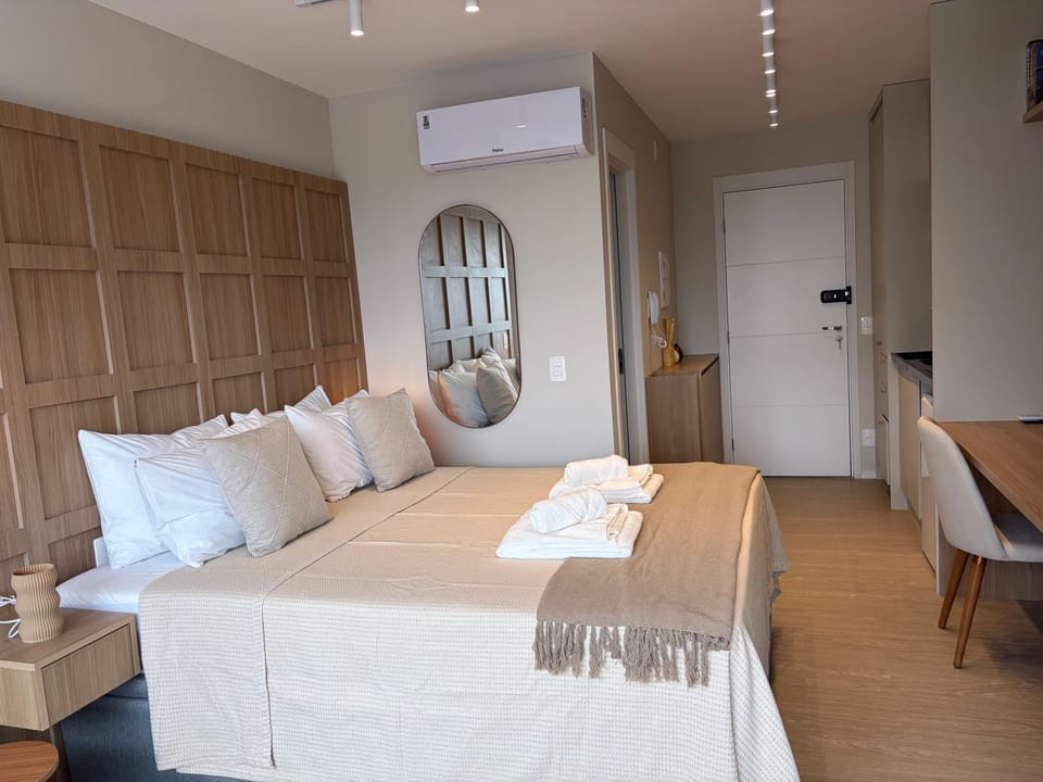 Photo of the whole room, towels, air conditioner