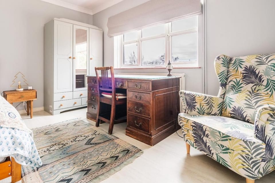 Spacious 4BR House Stunning Garden Driveway Apartment in England