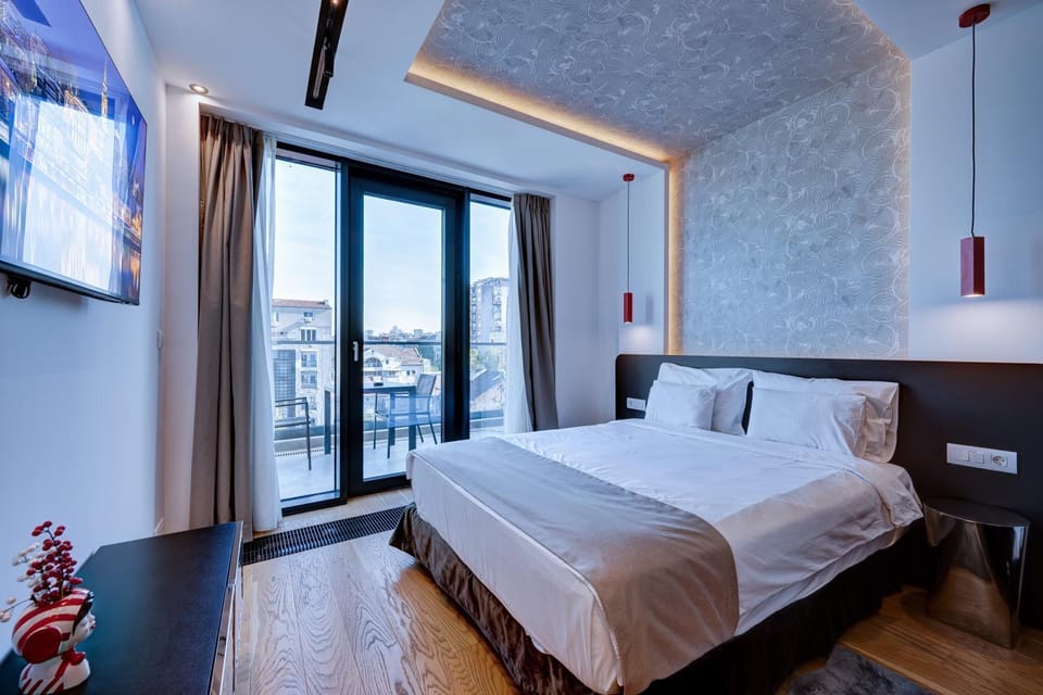 Bed, TV and multimedia, Photo of the whole room, Bedroom