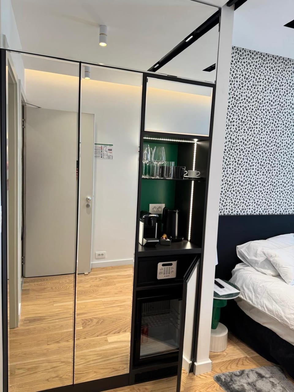 minibar, safe