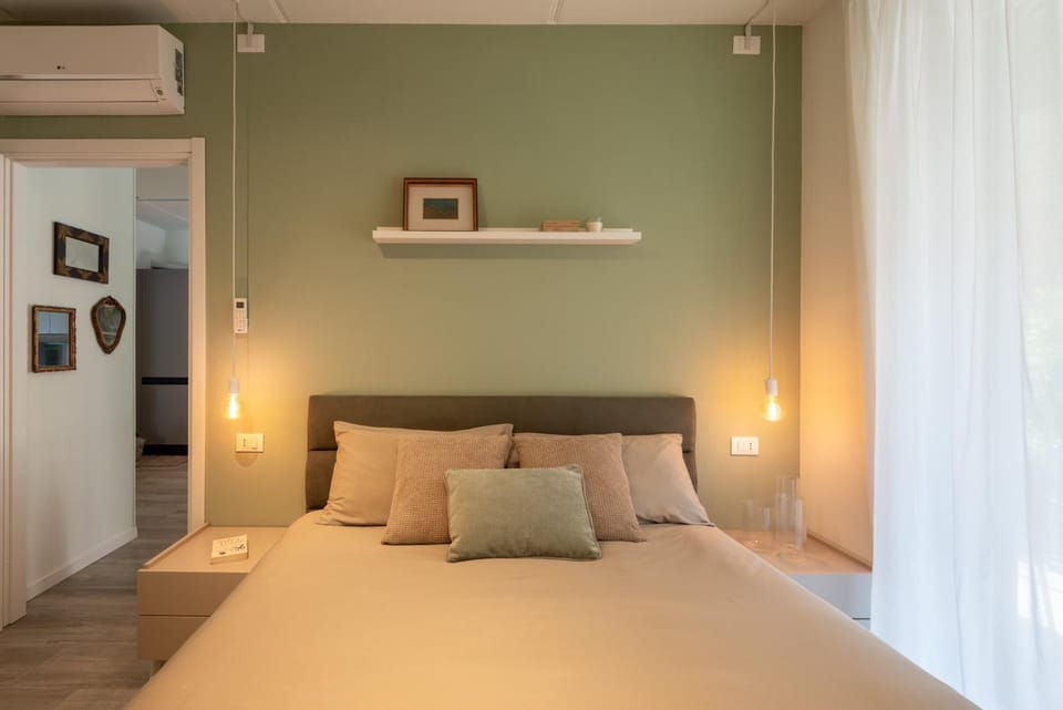 Spring, Bed, Day, Night, Winter, Summer, Bedroom, Autumn, Seasons, Time of day, internet, locker, soundproof, wardrobe, air conditioner