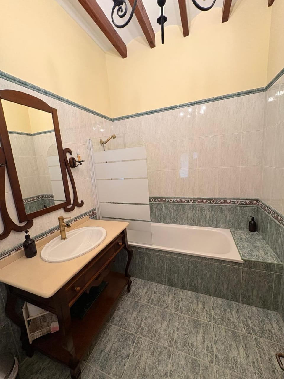 Bathroom, Bath, hair dryier, towels, washing machine