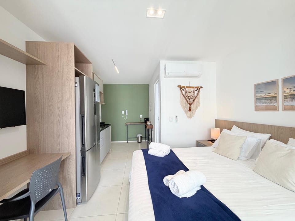 Bed, TV and multimedia, Photo of the whole room, Bedroom, towels, air conditioner