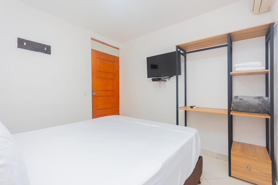 Bed, TV and multimedia, Photo of the whole room, Bedroom, wardrobe