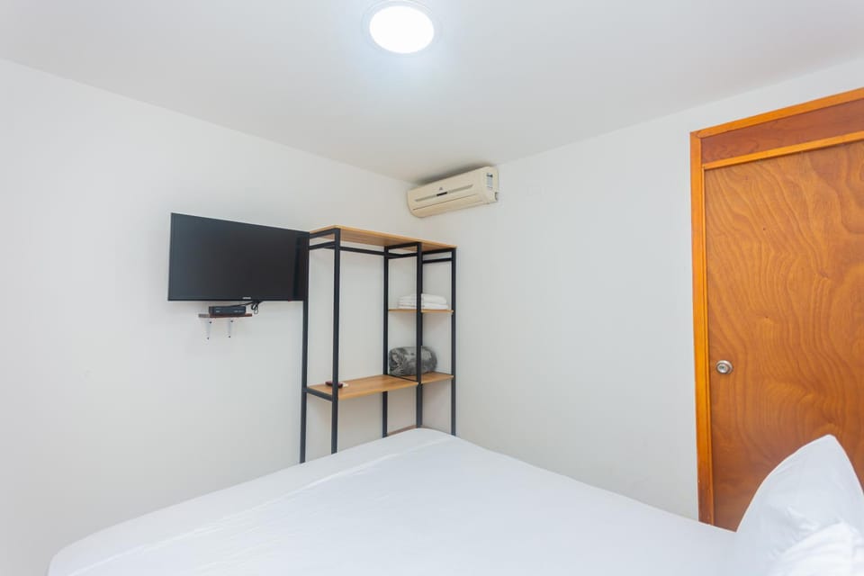 Bed, TV and multimedia, Photo of the whole room, Bedroom, wardrobe, air conditioner