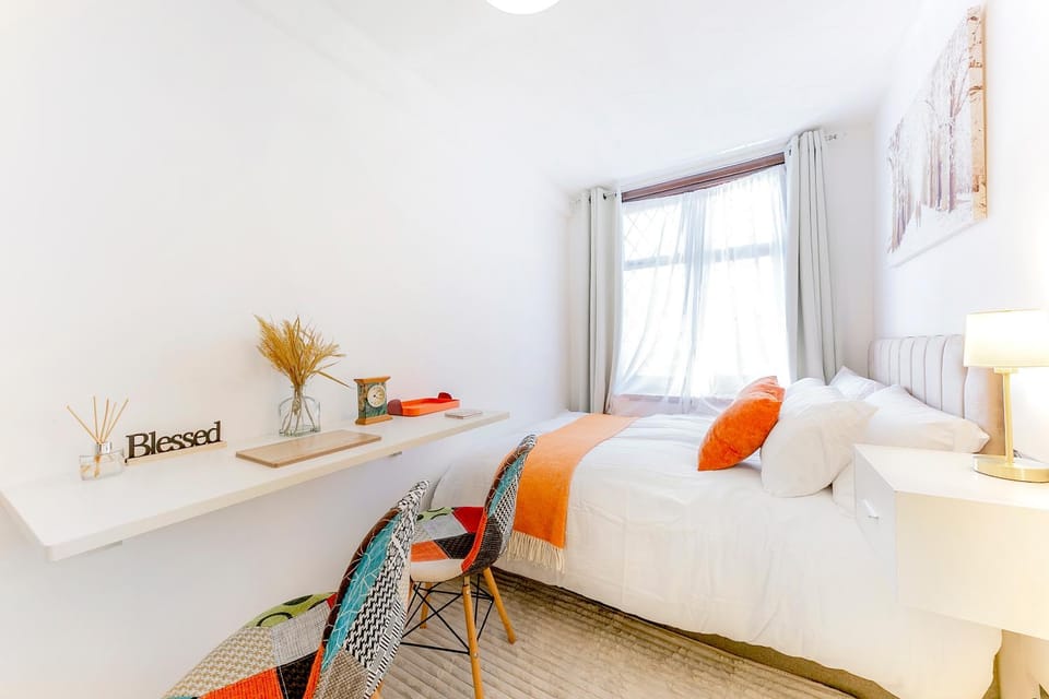 Beautiful en-suite studio with kitchenette and separate private lounge in London Bed and Breakfast in London