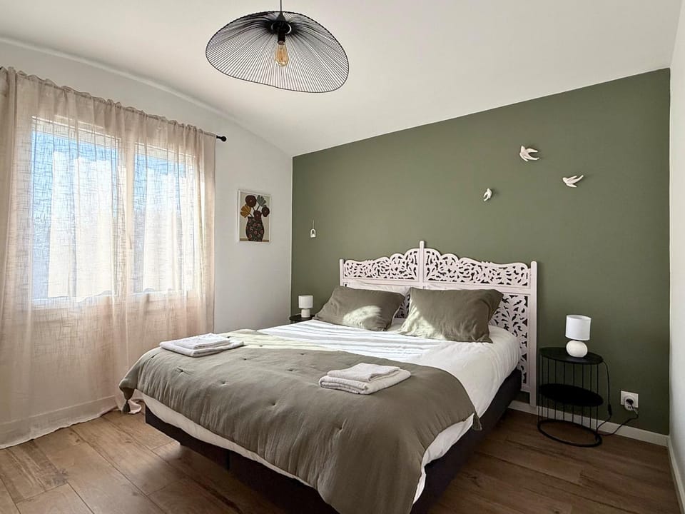 Bed, Bedroom, towels