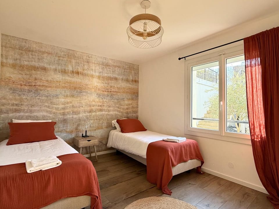 Bed, Bedroom, towels