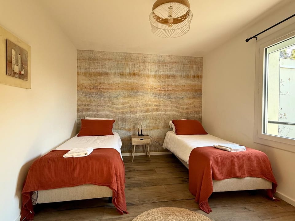 Bed, Bedroom, towels