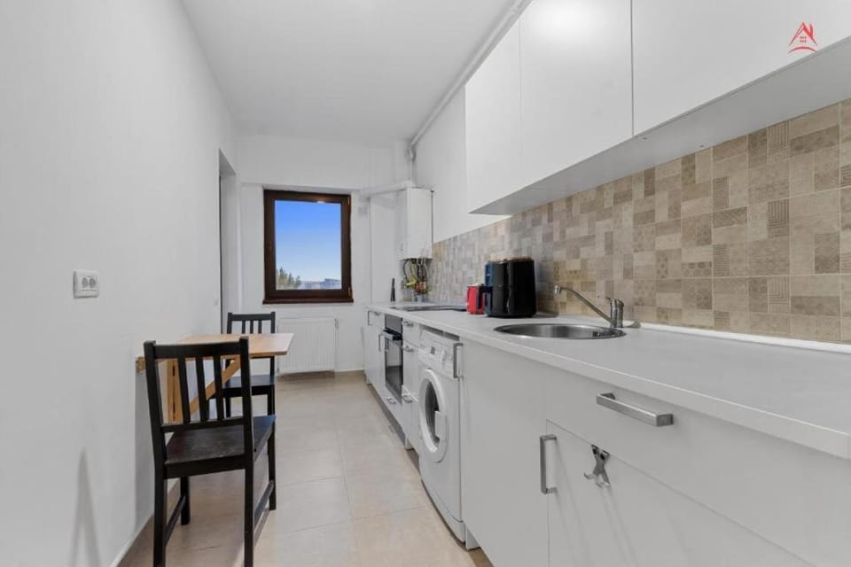 Kitchen or kitchenette, Dining area, dishwasher, stove
