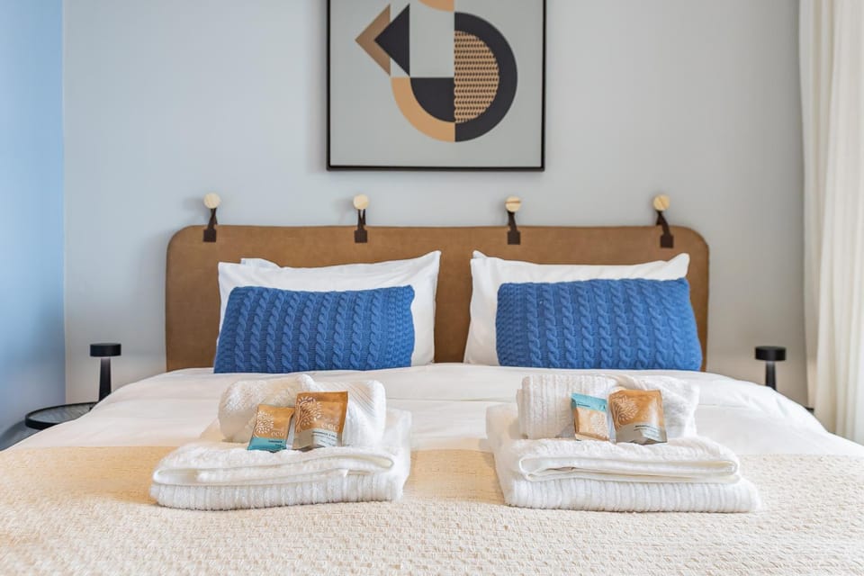 Bed, towels