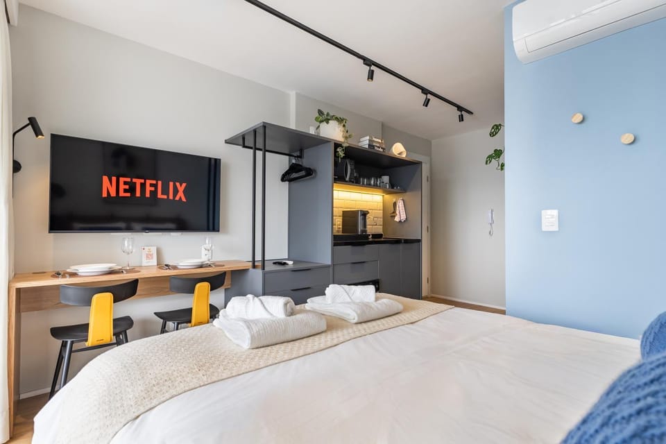 Bed, TV and multimedia, Kitchen or kitchenette, Dining area, Bedroom