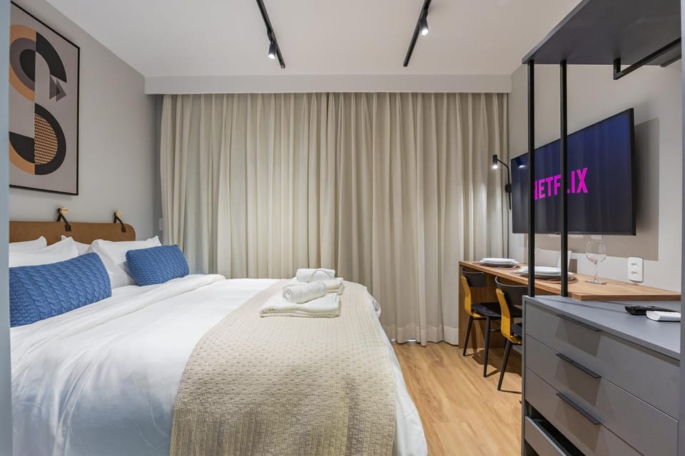 Bed, TV and multimedia, Photo of the whole room, Bedroom
