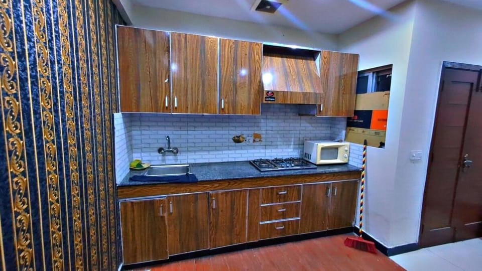 Kitchen or kitchenette, minibar