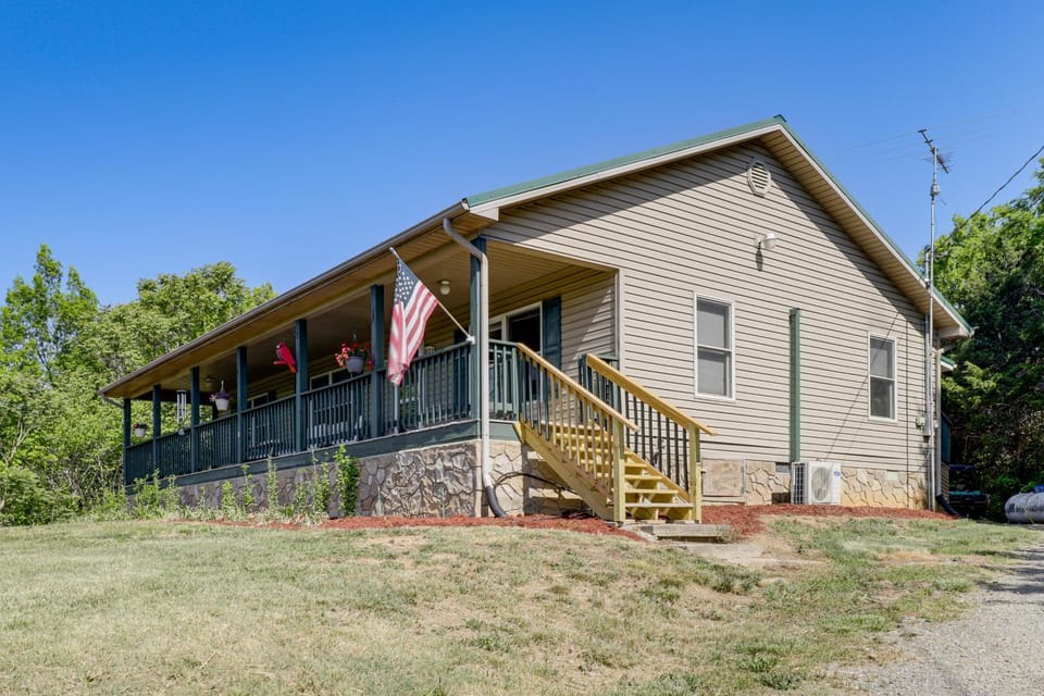 Rural Bybee Retreat w/ Mtn Views! House in Tennessee