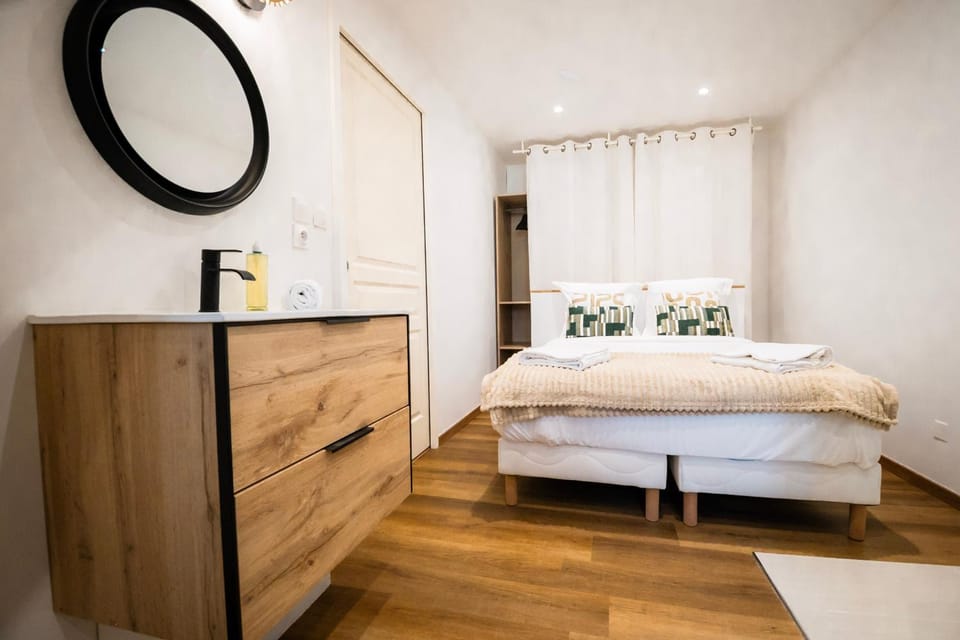 Bed, Photo of the whole room, Bedroom