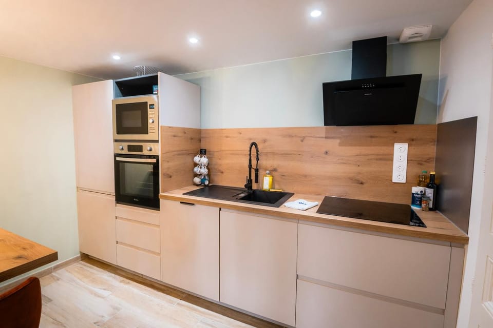 Kitchen or kitchenette, oven, stove