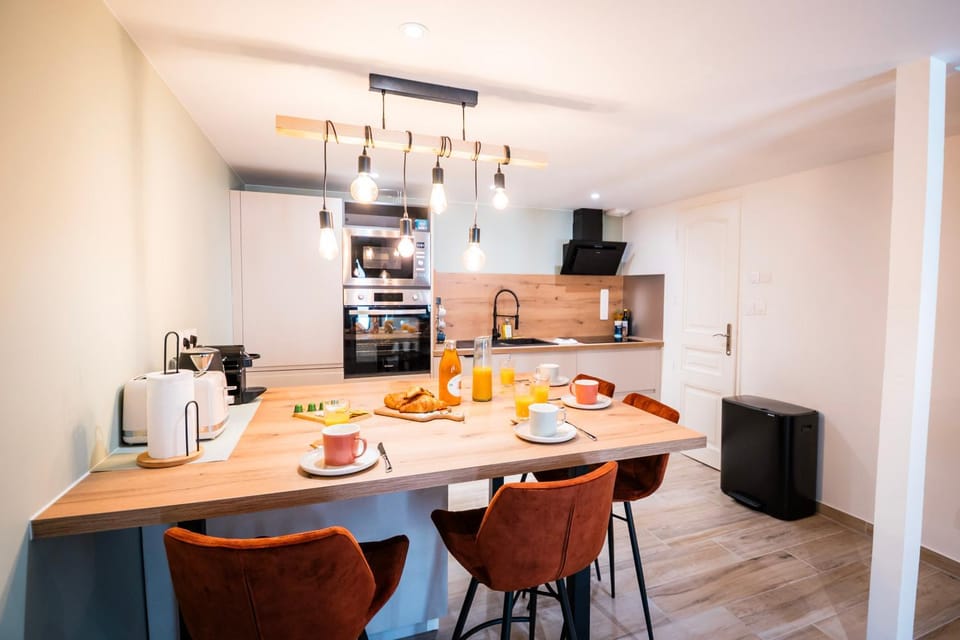 Kitchen or kitchenette, Dining area, stove