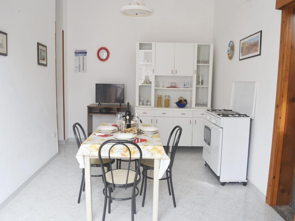 Dining area, kitchen