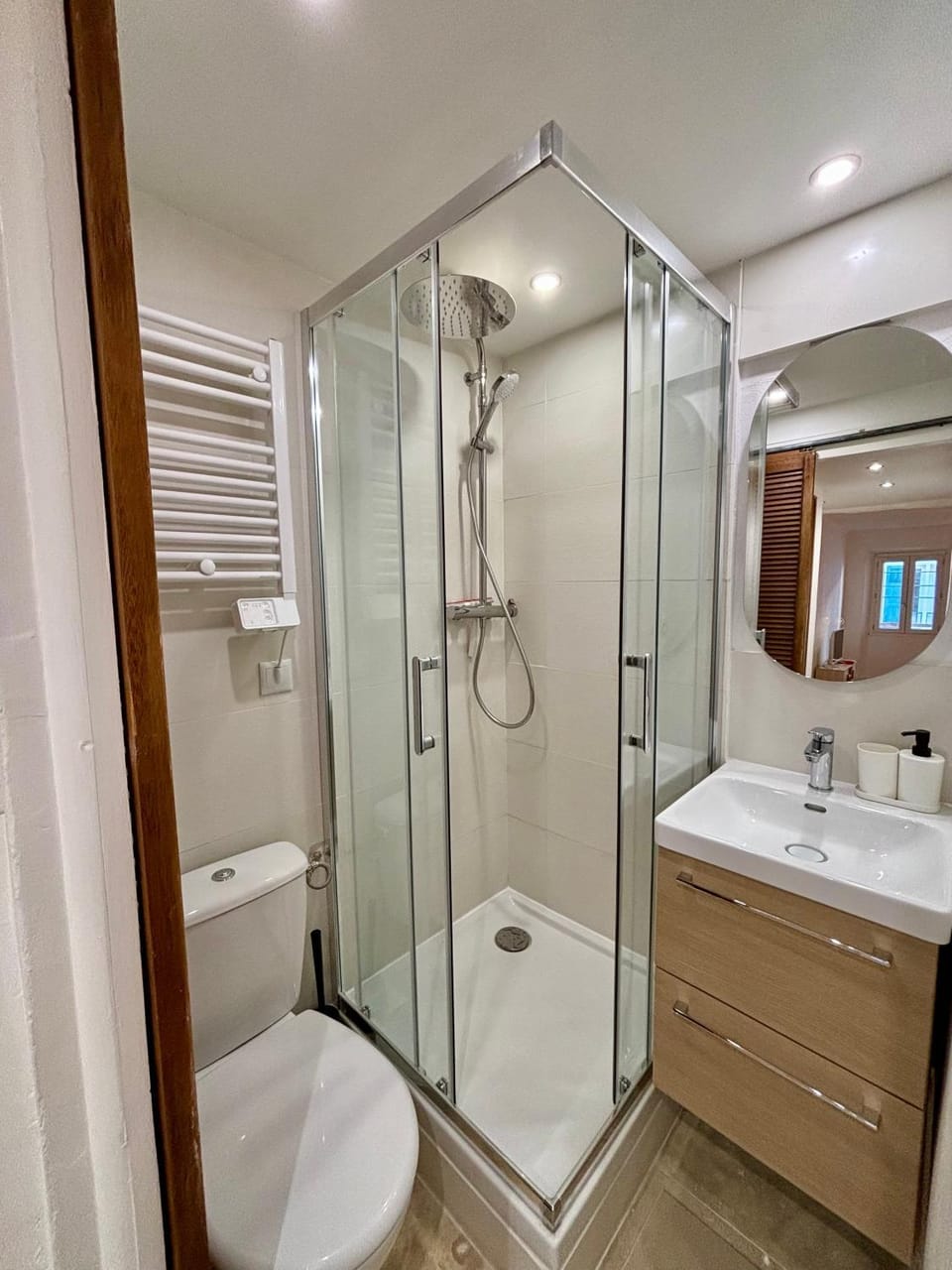 Bathroom, Living room