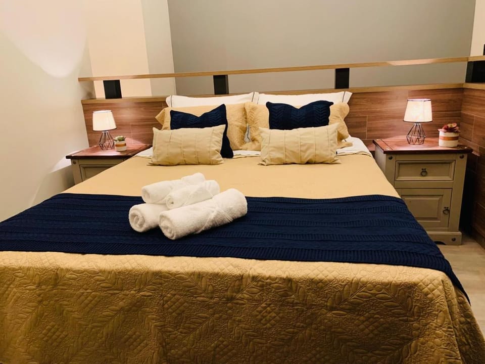 Bed, Photo of the whole room, Decorative detail, Bedroom, Area and facilities, towels