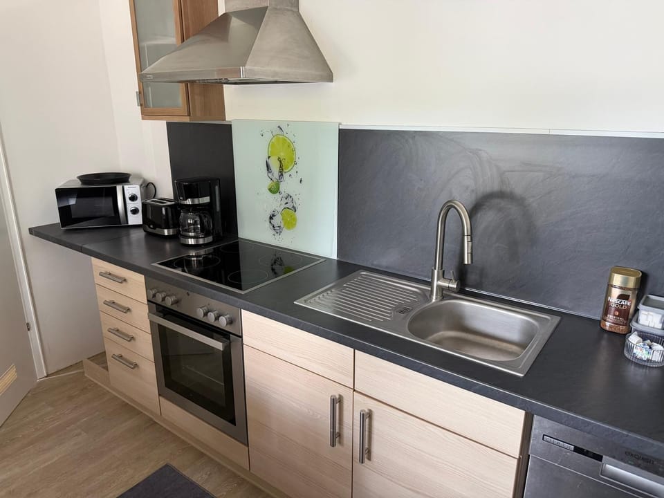 Coffee/tea facilities, Kitchen or kitchenette, dishwasher, stove