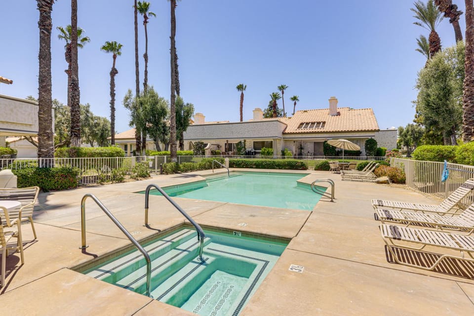 Relax Poolside! Golfer's Paradise in Palm Desert House in Palm Desert