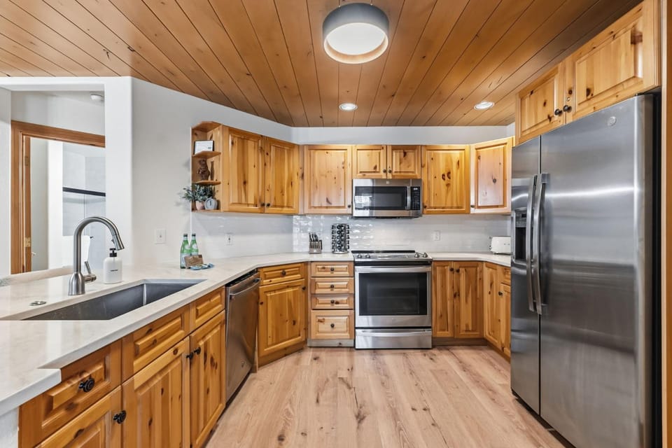 Luxe Ski-InOut Retreat Hot Tub Near Town House in Breckenridge