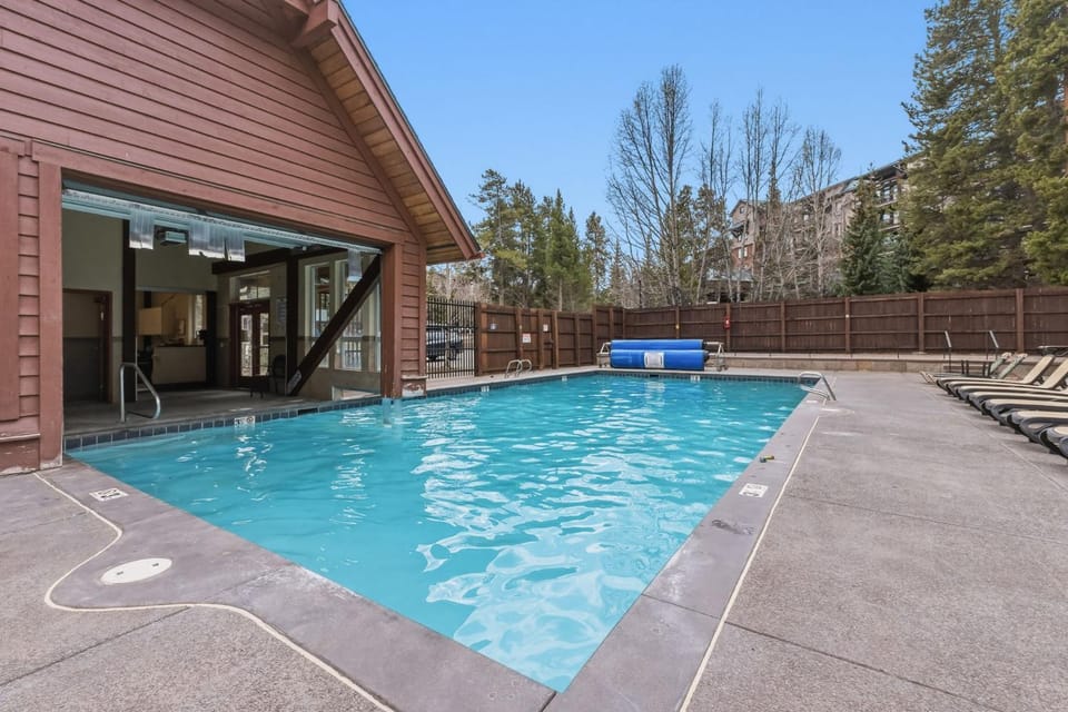 Luxe Ski-InOut Retreat Hot Tub Near Town House in Breckenridge