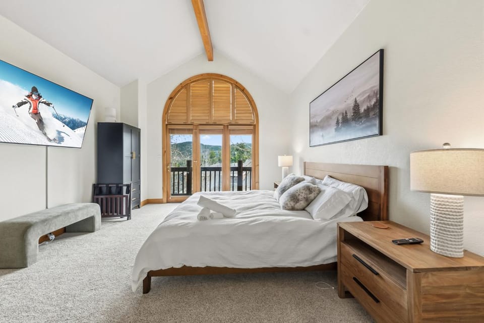 Luxe Ski-InOut Retreat Hot Tub Near Town House in Breckenridge
