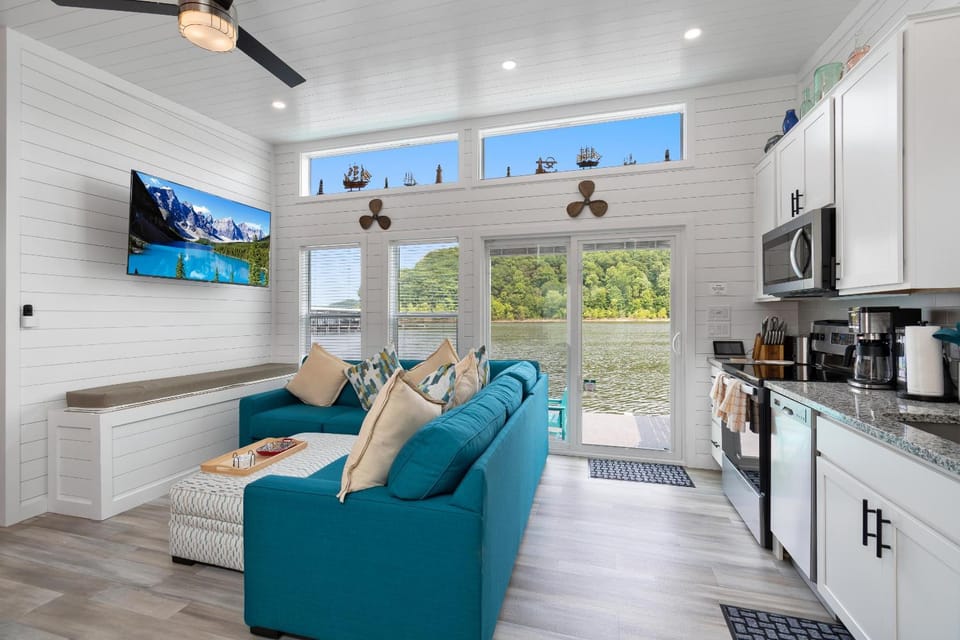Four Suns - Lake Front Floating House Retreat House in Lake Cumberland