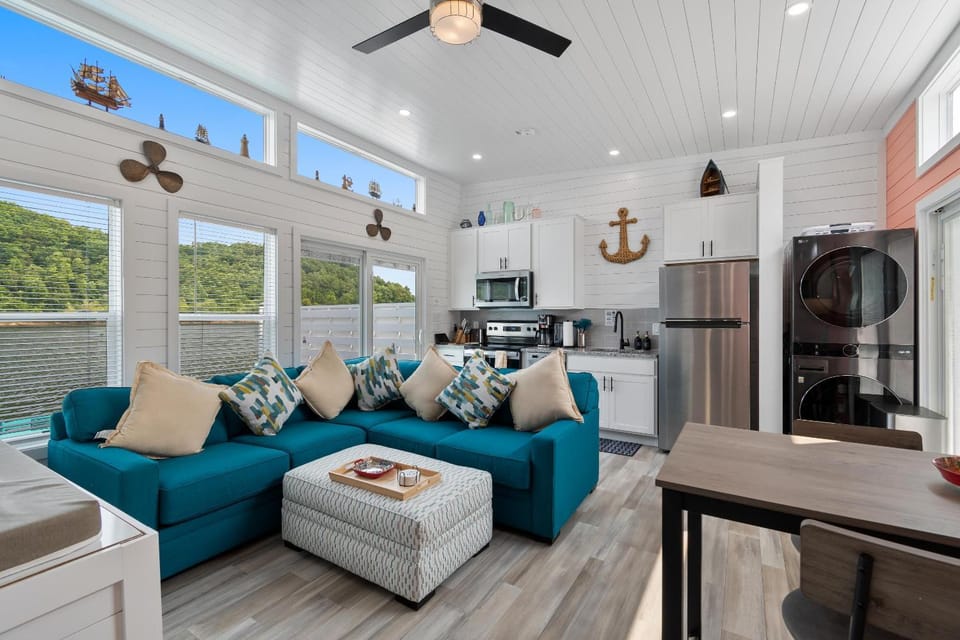 Four Suns - Lake Front Floating House Retreat House in Lake Cumberland