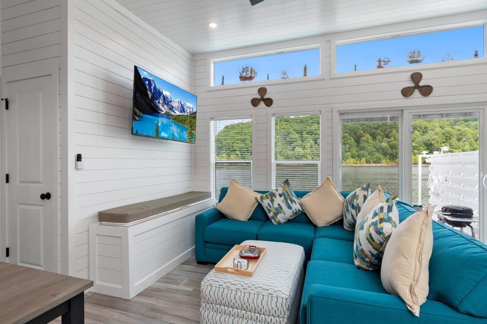 Four Suns - Lake Front Floating House Retreat House in Lake Cumberland
