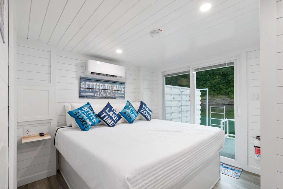 Summer Getaway Floating Home on Lake Cumberland House in Lake Cumberland