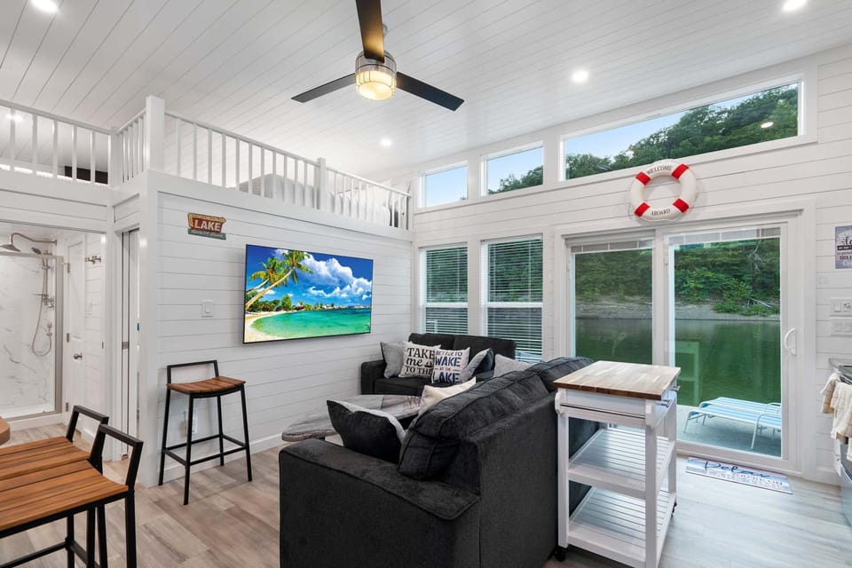 Summer Getaway Floating Home on Lake Cumberland House in Lake Cumberland