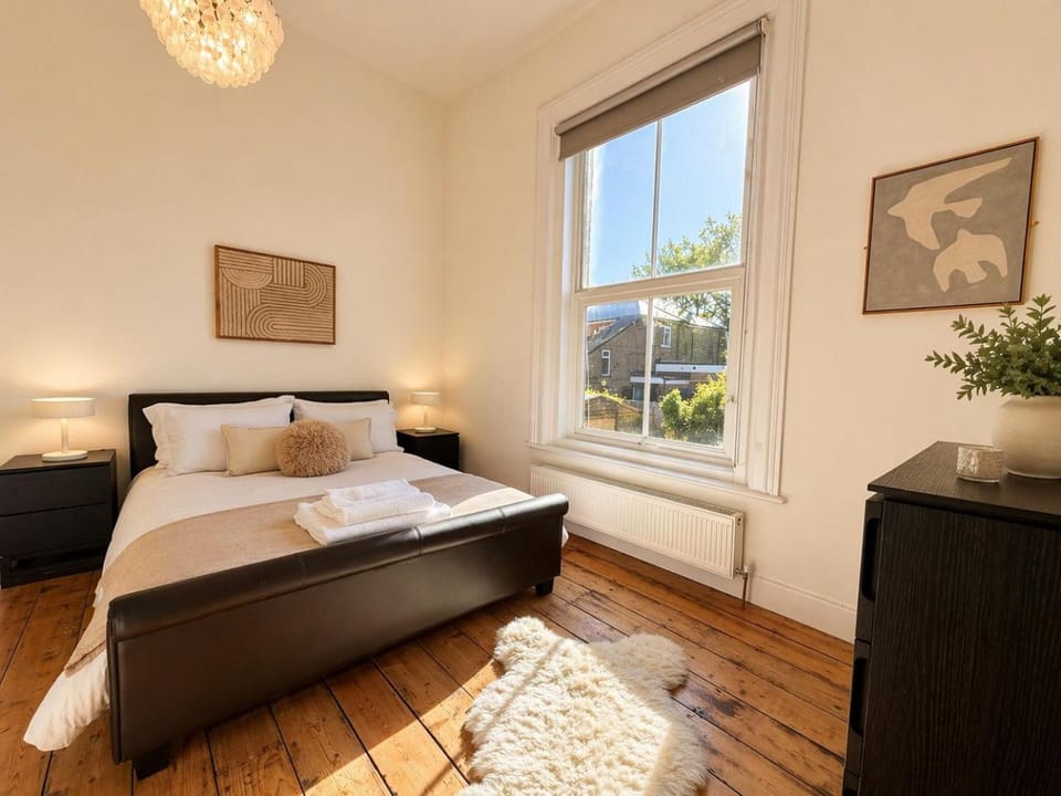 Stylish 2 Bedroom Apartment - Walk to Beach, Town & Shops - FREE Parking Apartment in Poole