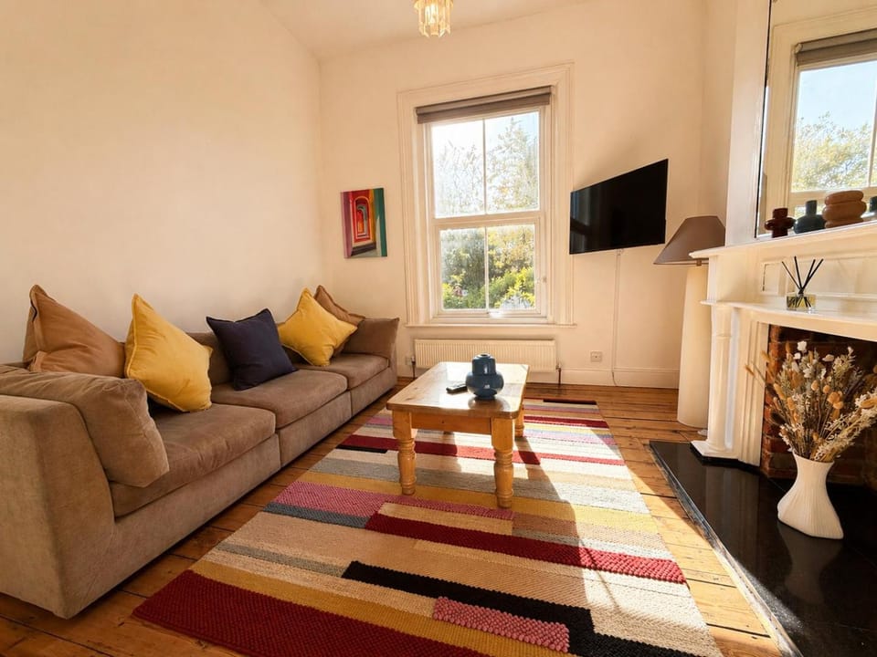 Stylish 2 Bedroom Apartment - Walk to Beach, Town & Shops - FREE Parking Apartment in Poole