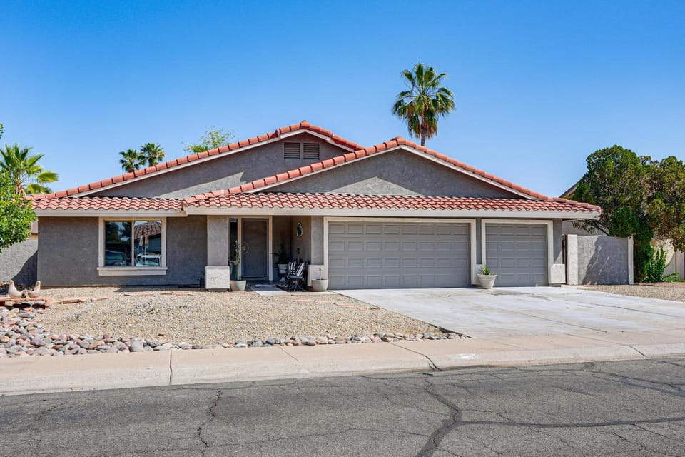 Heart of West Valley! Family Home w/ Yard & Patio House in Glendale